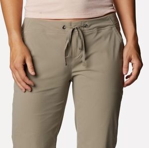 Columbia Omni-Shield Women Shorts - Size S (28" Waist) - Tusk or Khaki